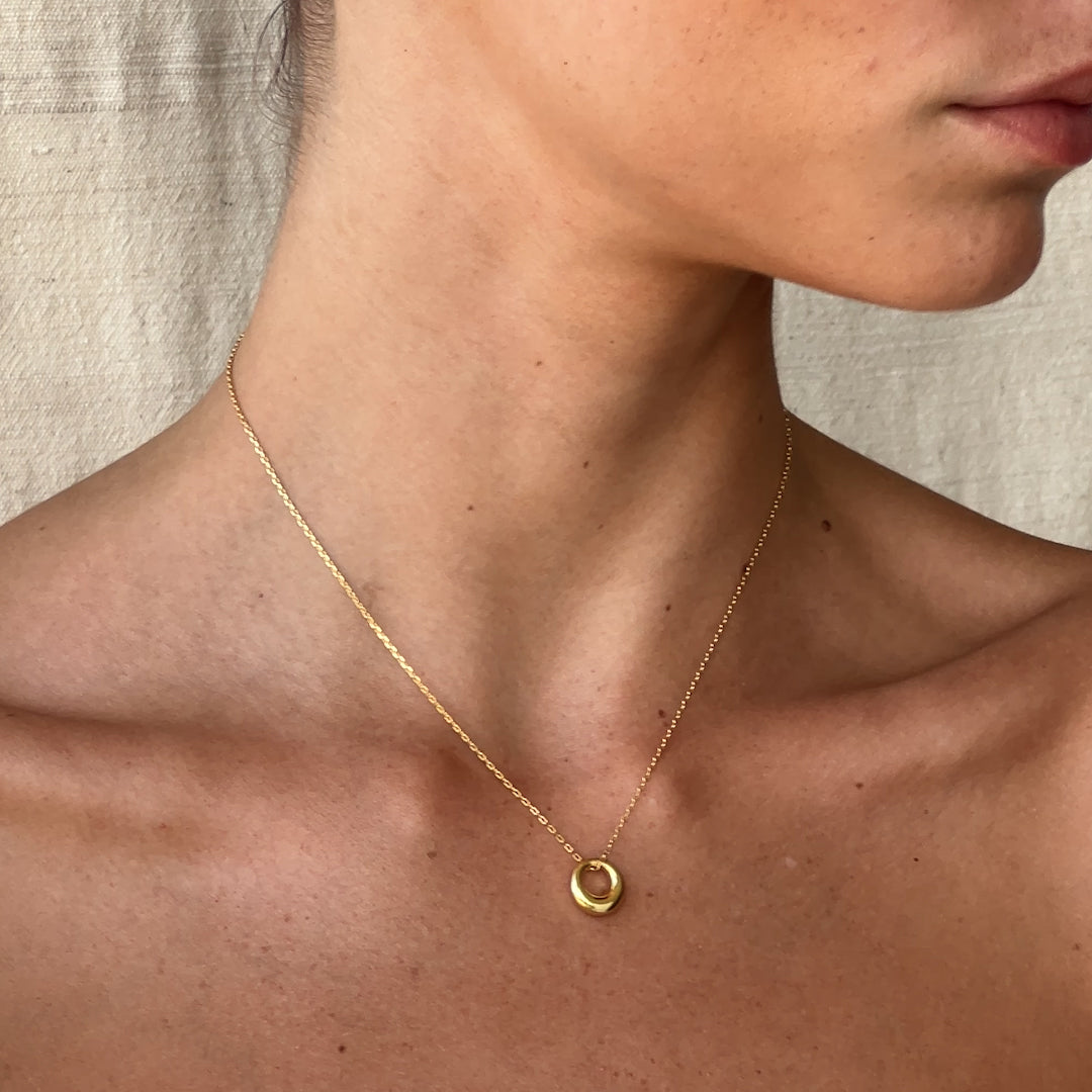 14K Gold Tapered Circle Pendant Necklace