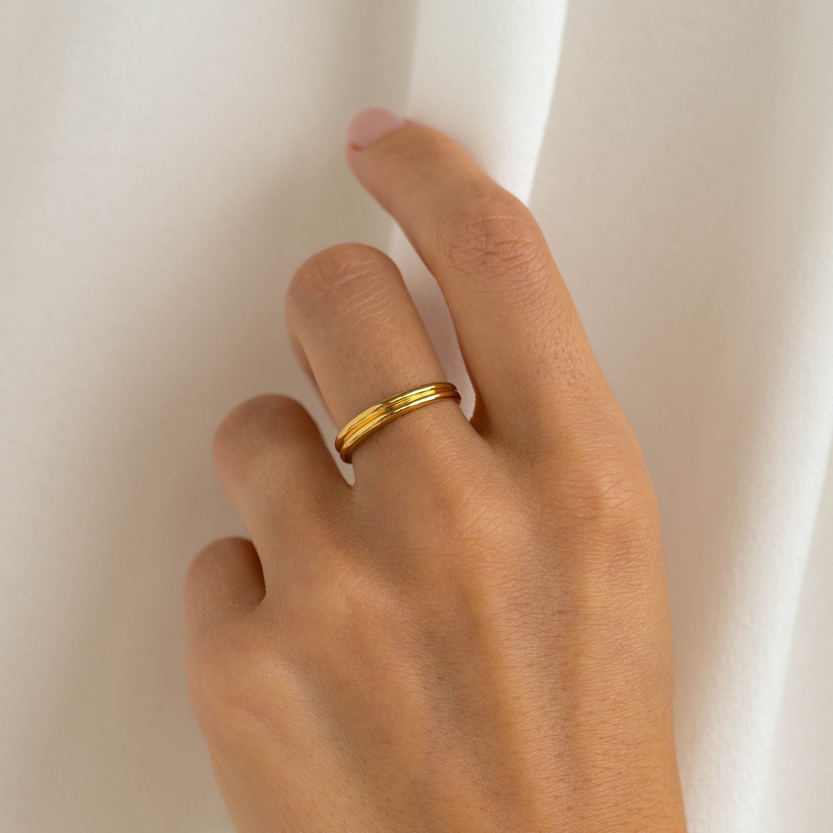 14K Gold Ribbed Tapered Band Ring